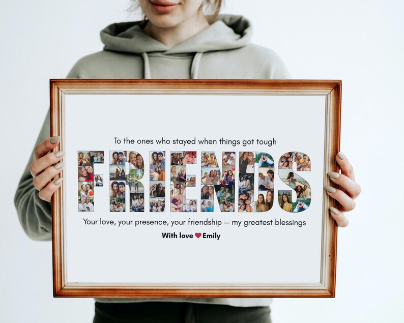 K&ouml;nnte beinhalten: Ein gerahmter Druck mit dem Wort "FRIENDS", das aus mehreren Fotos besteht. Der Druck hat einen braunen Holzrahmen und enth&auml;lt den Text "F&uuml;r diejenigen, die blieben, als es schwierig wurde" und "Eure Liebe, eure Anwesenheit, eure Freundschaft - meine gr&ouml;&szlig;ten Segnungen."