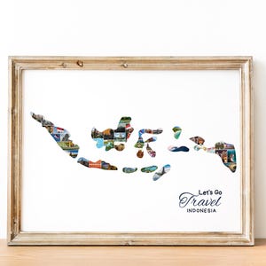 Può includere: Una stampa artistica incorniciata raffigurante una mappa dell'Indonesia composta da un collage di varie fotografie di paesaggi e cultura. Il testo Let's Go Travel INDONESIA è stampato in nero nell'angolo in basso a destra su sfondo bianco.