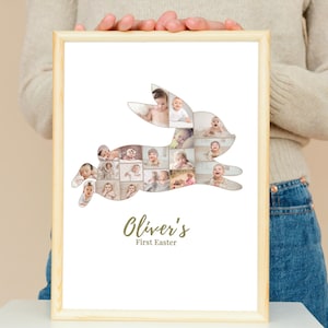 Pode incluir: Uma impress&atilde;o emoldurada com uma colagem de fotos de beb&ecirc; em forma de coelho. A impress&atilde;o apresenta o texto "Oliver's First Easter" em uma fonte de script em um fundo branco. A moldura &eacute; feita de madeira clara.