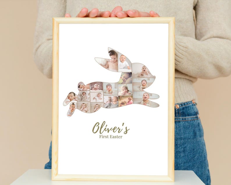 Pode incluir: Uma impress&atilde;o emoldurada com uma colagem de fotos de beb&ecirc; em forma de coelho. A impress&atilde;o apresenta o texto "Oliver's First Easter" em uma fonte de script em um fundo branco. A moldura &eacute; feita de madeira clara.