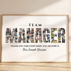Può includere: Una stampa artistica da parete orizzontale incorniciata che presenta la parola TEAM MANAGER composta da un collage di varie piccole fotografie di persone. Sotto il collage, il testo recita THANK YOU FOR EVERYTHING YOU DO FOR US e Don. Joseph Stroupe.