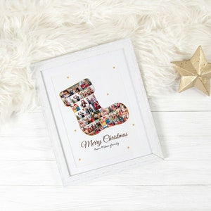 K&ouml;nnte beinhalten: Ein wei&szlig; gerahmtes Foto-Collage einer Weihnachtsstrumpf, gef&uuml;llt mit Familienfotos. Der Strumpf ist in Gold umrandet und der Hintergrund ist wei&szlig; mit goldenen Sternen. Der Text "Frohe Weihnachten von der Familie [name]" ist unter dem Strumpf gedruckt.