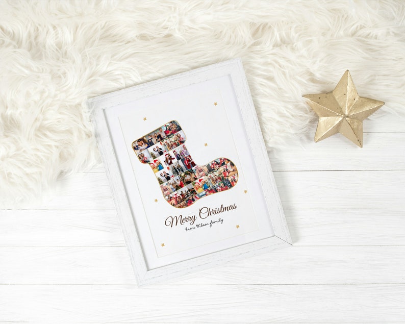 K&ouml;nnte beinhalten: Ein wei&szlig; gerahmtes Foto-Collage einer Weihnachtsstrumpf, gef&uuml;llt mit Familienfotos. Der Strumpf ist in Gold umrandet und der Hintergrund ist wei&szlig; mit goldenen Sternen. Der Text "Frohe Weihnachten von der Familie [name]" ist unter dem Strumpf gedruckt.