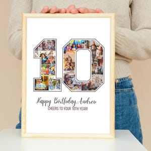 Op de afbeelding: Een witte fotocollage-print met een zwarte lijst. Het nummer 10 is gemaakt van foto's en de tekst "Happy Birthday Andrew Cheers to your 10th year!" staat onder het nummer.
