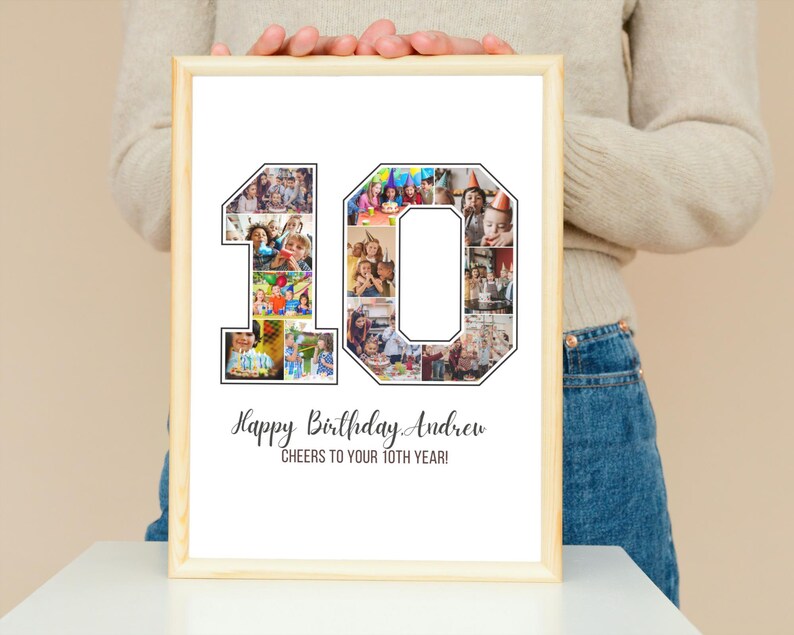 Op de afbeelding: Een witte fotocollage-print met een zwarte lijst. Het nummer 10 is gemaakt van foto's en de tekst "Happy Birthday Andrew Cheers to your 10th year!" staat onder het nummer.