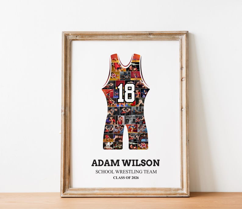 K&ouml;nnte beinhalten: Gerahmter Druck mit einem Wrestling-Singlet-Design, gef&uuml;llt mit Actionfotos. Das Singlet hat die Nummer 18 in Wei&szlig;. Darunter stehen die Worte "ADAM WILSON", "SCHOOL WRESTLING TEAM" und "CLASS OF 2026". Der Rahmen ist hellbraun.