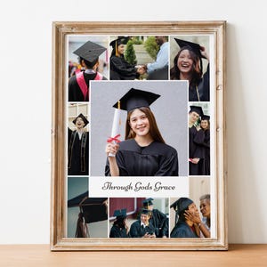 Pu&ograve; includere: Un collage incorniciato di foto di laurea. Le foto mostrano laureati con cappelli e toghe neri, che tengono diplomi. La cornice &egrave; di colore marrone chiaro. Il testo "Through Gods Grace" &egrave; visualizzato nella parte inferiore del collage.