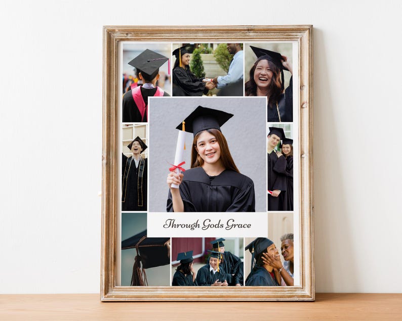 Pu&ograve; includere: Un collage incorniciato di foto di laurea. Le foto mostrano laureati con cappelli e toghe neri, che tengono diplomi. La cornice &egrave; di colore marrone chiaro. Il testo "Through Gods Grace" &egrave; visualizzato nella parte inferiore del collage.