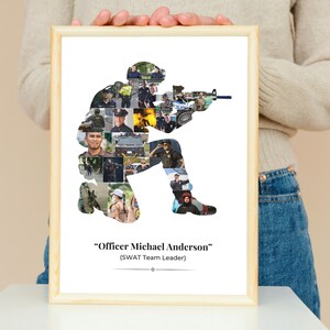Pu&ograve; includere: Stampa incorniciata in legno con un collage di immagini che formano la sagoma di un ufficiale di polizia in posizione di combattimento, con un fucile. La stampa include il testo "Officer Michael Anderson" e "(SWAT Team Leader)" in nero su sfondo bianco.