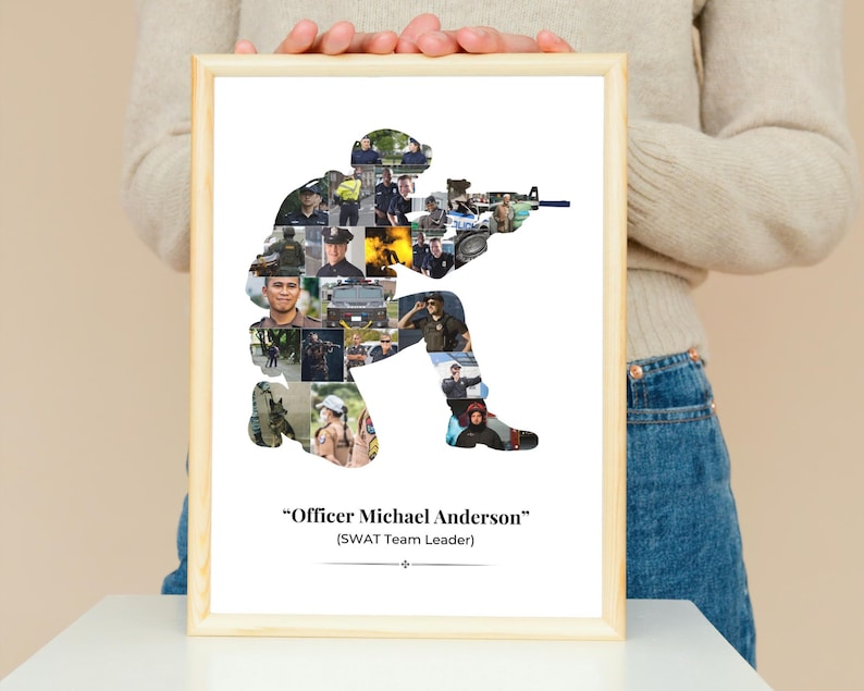 Pu&ograve; includere: Stampa incorniciata in legno con un collage di immagini che formano la sagoma di un ufficiale di polizia in posizione di combattimento, con un fucile. La stampa include il testo "Officer Michael Anderson" e "(SWAT Team Leader)" in nero su sfondo bianco.