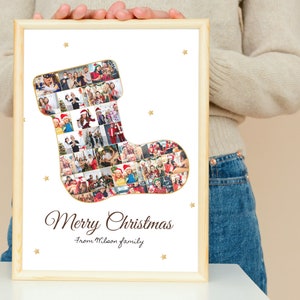K&ouml;nnte beinhalten: Ein gerahmtes Foto-Collage einer Weihnachtsstrumpf aus Familienfotos. Der Strumpf ist gef&uuml;llt mit Fotos von Menschen, die l&auml;cheln und feiern. Der Text "Merry Christmas from Wilson family" steht unter dem Strumpf.