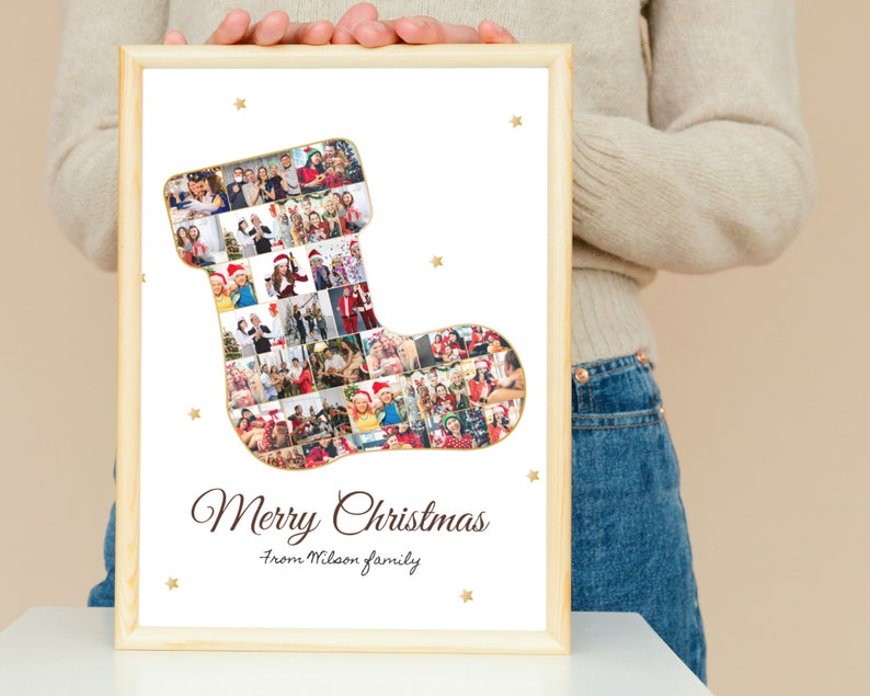K&ouml;nnte beinhalten: Ein gerahmtes Foto-Collage einer Weihnachtsstrumpf aus Familienfotos. Der Strumpf ist gef&uuml;llt mit Fotos von Menschen, die l&auml;cheln und feiern. Der Text "Merry Christmas from Wilson family" steht unter dem Strumpf.
