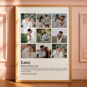Peut inclure: Une impression encadr&eacute;e avec un cadre dor&eacute;, pr&eacute;sentant un collage de neuf photographies de couples. En dessous des photos, le mot "Love" est affich&eacute;, ainsi qu'une d&eacute;finition et un message romantique.