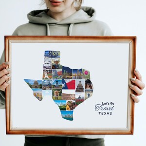 K&ouml;nnte beinhalten: Ein gerahmter Druck mit einer Collage von Bildern in Form von Texas. Die Collage enth&auml;lt verschiedene Szenen und Wahrzeichen. Der Text "Let's Go Travel TEXAS" wird in einer stilvollen Schriftart angezeigt und wirbt f&uuml;r Reisen innerhalb des Bundesstaates.