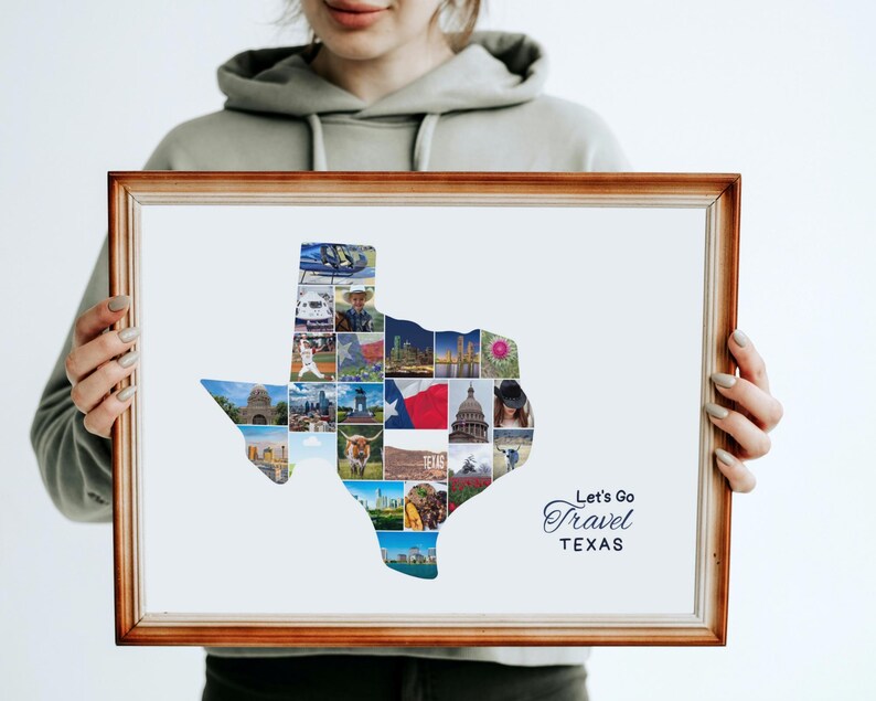 K&ouml;nnte beinhalten: Ein gerahmter Druck mit einer Collage von Bildern in Form von Texas. Die Collage enth&auml;lt verschiedene Szenen und Wahrzeichen. Der Text "Let's Go Travel TEXAS" wird in einer stilvollen Schriftart angezeigt und wirbt f&uuml;r Reisen innerhalb des Bundesstaates.