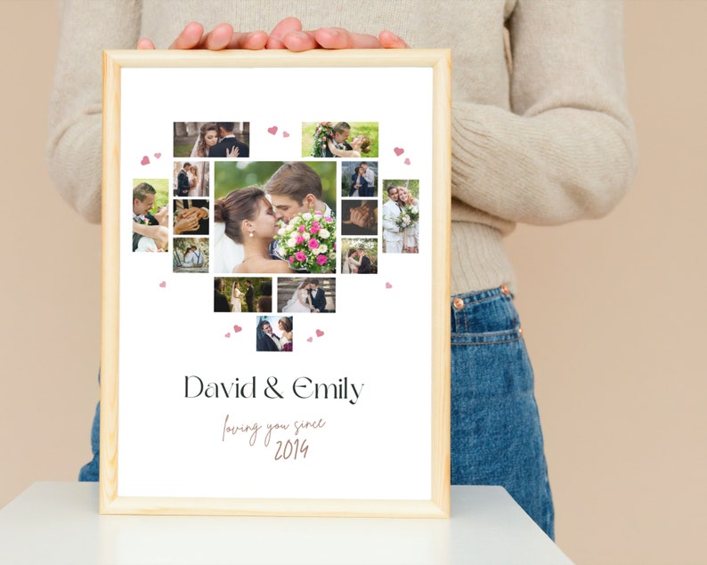 Op de afbeelding: Een ingelijste fotocollage in een licht houten lijst met een hartvormige opstelling van foto's van een stel. De tekst "David & Emily loving you since 2014" staat onder de foto's.