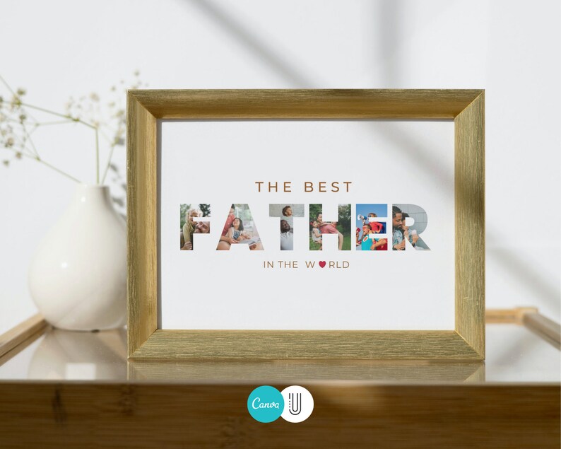 Puede incluir: Un marco dorado con la frase "THE BEST FATHER IN THE WORLD" en letras marrones. Las letras de "FATHER" est&aacute;n rellenas de fotos familiares. El marco est&aacute; sobre una superficie de madera.