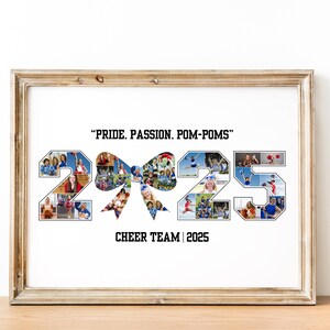 Pu&ograve; includere: Stampa incorniciata con cornice in legno. La stampa presenta il testo "PRIDE. PASSION. POM-POMS" sopra i grandi numeri "2025" riempiti di foto. Sotto i numeri c'&egrave; il testo "CHEER TEAM | 2025".