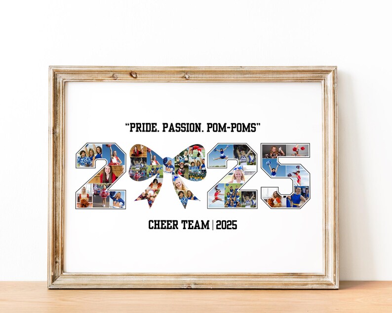 Pu&ograve; includere: Stampa incorniciata con cornice in legno. La stampa presenta il testo "PRIDE. PASSION. POM-POMS" sopra i grandi numeri "2025" riempiti di foto. Sotto i numeri c'&egrave; il testo "CHEER TEAM | 2025".
