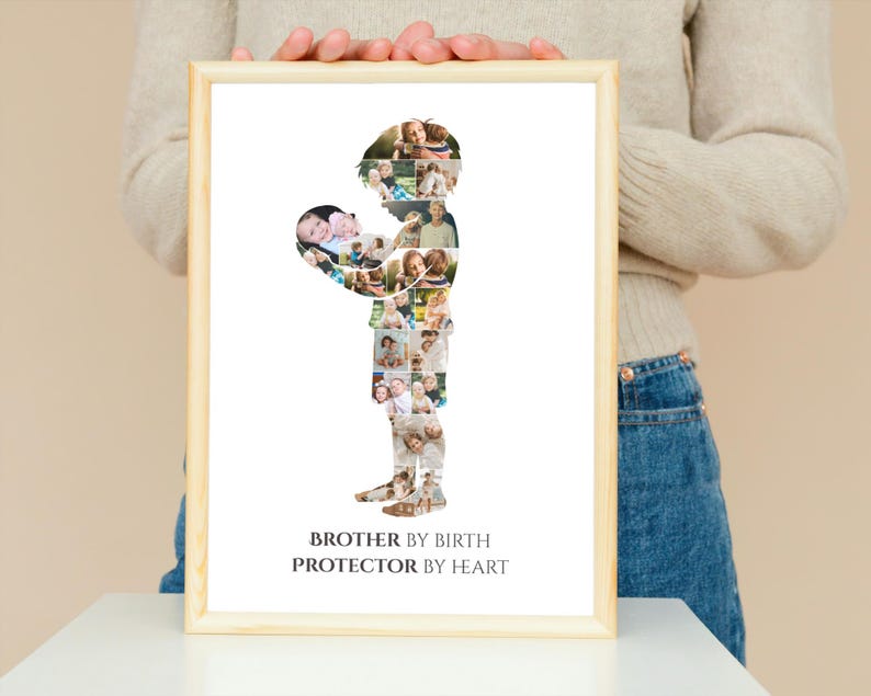 K&ouml;nnte beinhalten: Gerahmter Druck mit hellem Holzrahmen. Er zeigt eine Silhouette einer Person, die ein Baby h&auml;lt, zusammengesetzt aus vielen kleinen Fotos. Der Text "BROTHER BY BIRTH PROTECTOR BY HEART" befindet sich unten.