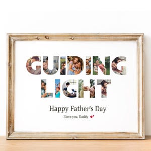 Könnte beinhalten: Gerahmter Druck mit den Worten "GUIDING LIGHT" in großen Buchstaben, wobei jeder Buchstabe mit Familienfotos gefüllt ist. Der Text "Happy Father's Day" und "I love you, Daddy" stehen darunter. Der Rahmen ist hellbraun.