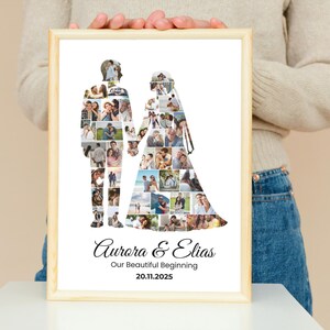 K&ouml;nnte beinhalten: Ein gerahmter Druck mit einer Collage von Fotos in Form eines Brautpaares. Der Druck enth&auml;lt die Namen "Aurora & Elias" und das Datum "20.11.2025". Der Rahmen ist hellbraun.