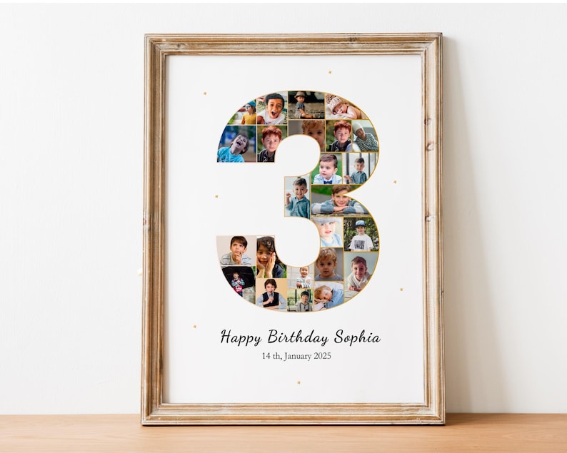 Pu&ograve; includere: Una foto incorniciata bianca con un collage di foto a forma del numero 3. Le foto sono di un bambino piccolo. Il testo "Happy Birthday Sophia" e "14th January 2025" &egrave; stampato sotto il collage.