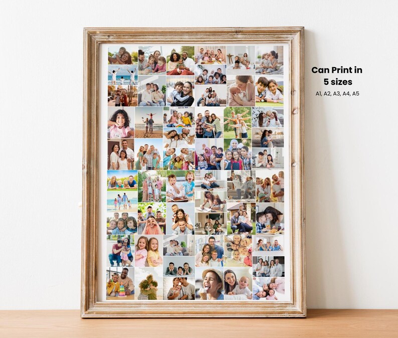 Op de afbeelding: Een ingelijste collage van familiefoto's in een houten lijst. De collage bestaat uit talrijke kleine afbeeldingen, die elk verschillende familiemomenten weergeven. De tekst rechts zegt "Can Print in 5 sizes A1, A2, A3, A4, A5".