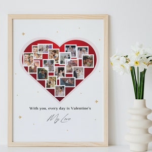 Puede incluir: Una impresi&oacute;n enmarcada con un coraz&oacute;n rojo hecho de fotos. El coraz&oacute;n est&aacute; rodeado de estrellas doradas. El texto "With you, every day is Valentine's My Love" est&aacute; impreso debajo del coraz&oacute;n.