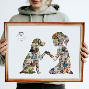 Pu&ograve; includere: Una stampa incorniciata con una cornice in legno marrone, raffigurante un cane e una persona composti da pi&ugrave; foto. Il cane e la persona si toccano le zampe. La stampa include il nome "Jutta" e il testo "When I needed a Comfort, I found your Paw."