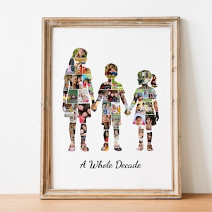 K&ouml;nnte beinhalten: Gerahmte Familienfoto-Collage mit drei Kindersilhouetten, gef&uuml;llt mit mehreren Fotos. Der Holzrahmen umgibt den wei&szlig;en Hintergrund mit dem Text "A Whole Decade" in schwarzer, eleganter Schrift.