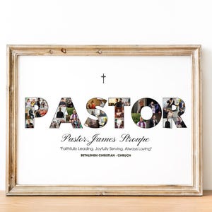Pu&ograve; includere: Stampa incorniciata con la parola "PASTOR" a lettere grandi, ognuna riempita con pi&ugrave; foto. Sotto, si legge "Pastor James Stroupe" e una citazione. Una piccola croce &egrave; in alto. La cornice &egrave; di colore legno chiaro.