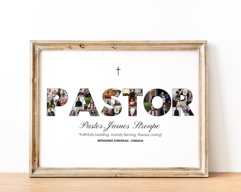 Pu&ograve; includere: Stampa incorniciata con la parola "PASTOR" a lettere grandi, ognuna riempita con pi&ugrave; foto. Sotto, si legge "Pastor James Stroupe" e una citazione. Una piccola croce &egrave; in alto. La cornice &egrave; di colore legno chiaro.