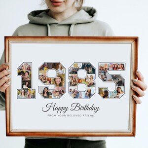 Peut inclure: Un collage de photos encadr&eacute; dans un cadre marron avec un fond blanc. Le collage est compos&eacute; de photos de personnes et les chiffres 1985 sont form&eacute;s par les photos. Le texte "Happy Birthday" et "From your beloved friend" est imprim&eacute; sous les chiffres.