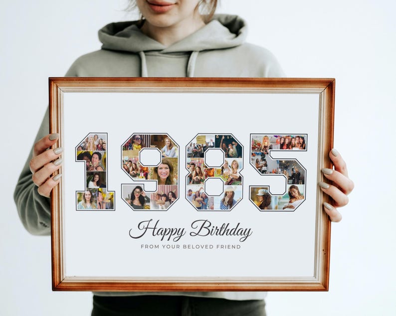 Peut inclure: Un collage de photos encadr&eacute; dans un cadre marron avec un fond blanc. Le collage est compos&eacute; de photos de personnes et les chiffres 1985 sont form&eacute;s par les photos. Le texte "Happy Birthday" et "From your beloved friend" est imprim&eacute; sous les chiffres.