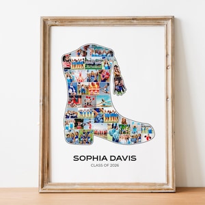 Può includere: Stampa incorniciata con un collage di foto a forma di stivale da cowboy. Lo stivale è riempito con varie immagini. La stampa include il nome "SOPHIA DAVIS" e "CLASS OF 2026" in testo nero.