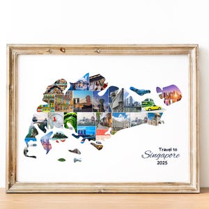 Könnte beinhalten: Gerahmter Druck mit Singapur in einer Collage von Bildern. Das Kunstwerk ist in einem hellbraunen Holzrahmen eingefasst. Der Text "Travel to Singapore 2025" ist in einer Schreibschrift dargestellt. Die Collage zeigt verschiedene Sehenswürdigkeiten.