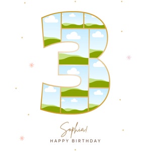 Pu&ograve; includere: Un numero tre dorato su sfondo bianco. Il numero &egrave; composto da piccoli quadrati con immagini di colline verdi e cieli azzurri. Il testo "Sophia! Buon compleanno" &egrave; sotto il numero.
