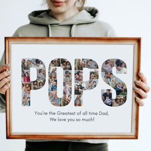 K&ouml;nnte beinhalten: Ein gerahmter Druck mit dem Wort "POPS", das aus einer Collage von Familienfotos besteht. Der Druck hat einen braunen Holzrahmen und enth&auml;lt den Text "You're the Greatest of all time Dad, We love you so much!"