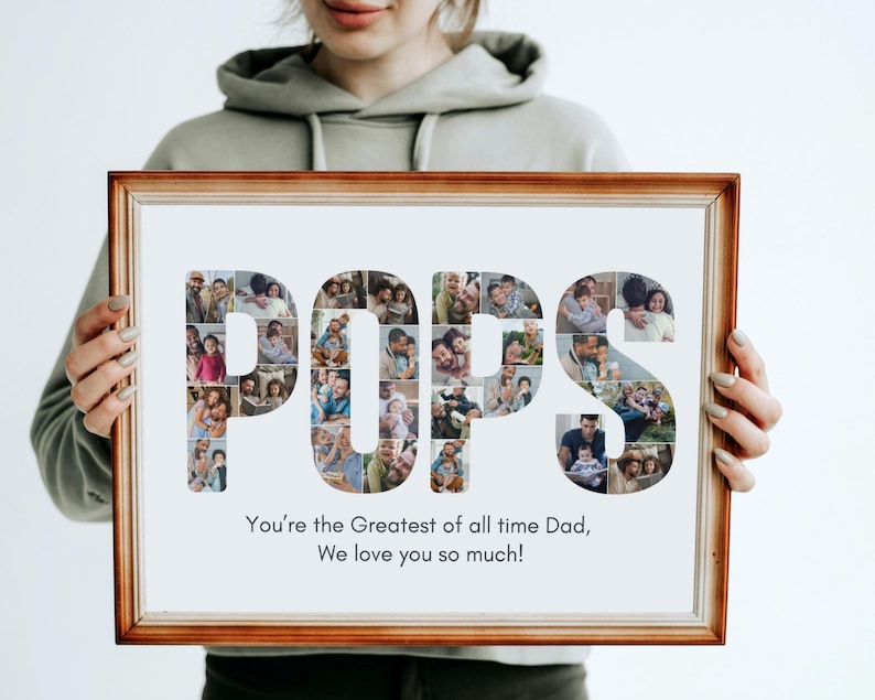 K&ouml;nnte beinhalten: Ein gerahmter Druck mit dem Wort "POPS", das aus einer Collage von Familienfotos besteht. Der Druck hat einen braunen Holzrahmen und enth&auml;lt den Text "You're the Greatest of all time Dad, We love you so much!"