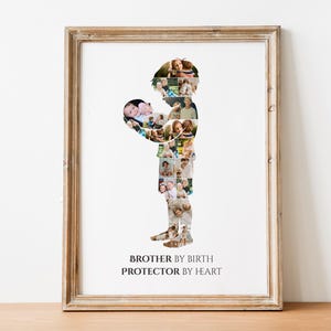 K&ouml;nnte beinhalten: Gerahmter Druck mit einer Silhouette einer Person, die ein Baby h&auml;lt, zusammengesetzt aus mehreren Familienfotos. Der Text unten lautet "BROTHER BY BIRTH PROTECTOR BY HEART". Der Rahmen ist hellbraun.