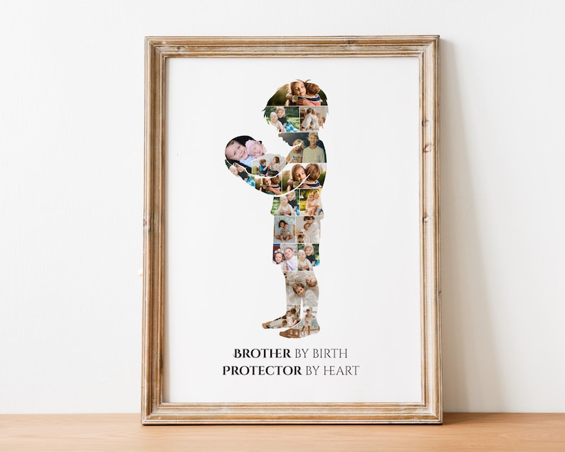 K&ouml;nnte beinhalten: Gerahmter Druck mit einer Silhouette einer Person, die ein Baby h&auml;lt, zusammengesetzt aus mehreren Familienfotos. Der Text unten lautet "BROTHER BY BIRTH PROTECTOR BY HEART". Der Rahmen ist hellbraun.