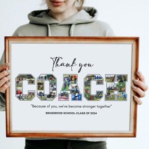 Puede incluir: Una impresi&oacute;n enmarcada con un collage de fotos que deletrean "COACH" en letras grandes. El texto "Gracias" est&aacute; por encima del collage y el texto "Gracias a ti, nos hemos hecho m&aacute;s fuertes juntos" est&aacute; por debajo del collage. El texto "Ridgewood School - Clase de 2024" est&aacute; en la parte inferior de la impresi&oacute;n.