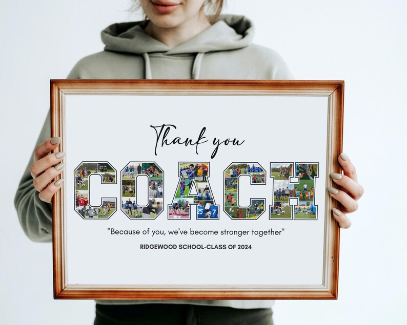Puede incluir: Una impresi&oacute;n enmarcada con un collage de fotos que deletrean "COACH" en letras grandes. El texto "Gracias" est&aacute; por encima del collage y el texto "Gracias a ti, nos hemos hecho m&aacute;s fuertes juntos" est&aacute; por debajo del collage. El texto "Ridgewood School - Clase de 2024" est&aacute; en la parte inferior de la impresi&oacute;n.