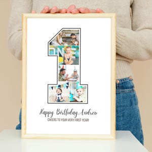 Puede incluir: Un collage de fotos enmarcado del primer a&ntilde;o de un beb&eacute;, con fotos dispuestas en forma de n&uacute;mero uno. El texto "Happy Birthday Andrew Cheers to your very first year!" est&aacute; impreso debajo del collage.