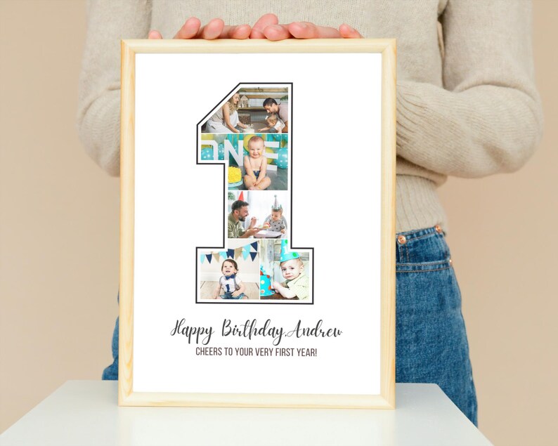 Puede incluir: Un collage de fotos enmarcado del primer a&ntilde;o de un beb&eacute;, con fotos dispuestas en forma de n&uacute;mero uno. El texto "Happy Birthday Andrew Cheers to your very first year!" est&aacute; impreso debajo del collage.