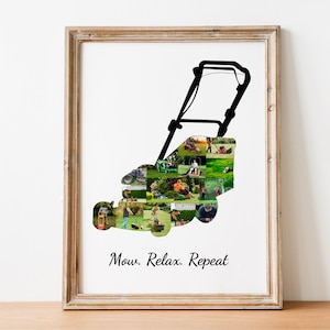 Op de afbeelding: Ingelijste print met een zwarte grasmaaier-silhouet gevuld met gazononderhoudsbeelden. De tekst "Mow. Relax. Repeat" staat eronder. De lijst is van lichtbruin hout, geschikt voor interieurdecoratie.