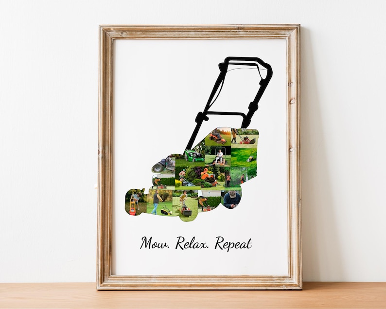 Op de afbeelding: Ingelijste print met een zwarte grasmaaier-silhouet gevuld met gazononderhoudsbeelden. De tekst "Mow. Relax. Repeat" staat eronder. De lijst is van lichtbruin hout, geschikt voor interieurdecoratie.