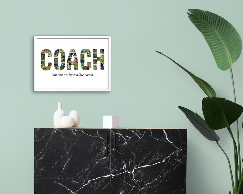 K&ouml;nnte beinhalten: Ein wei&szlig; gerahmtes Foto mit dem Wort "COACH", das in Gr&uuml;n und Rot mit einer Collage von Fotos ausgeschrieben ist. Der Text "You are an incredible coach!" befindet sich unter dem Wort "COACH". Das Foto h&auml;ngt an einer hellgr&uuml;nen Wand &uuml;ber einem schwarzen Marmorschrank.