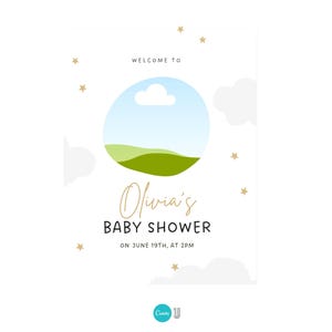 K&ouml;nnte beinhalten: Eine wei&szlig;e Babyparty-Einladung mit goldenen Sternen. Die Einladung zeigt einen gr&uuml;nen H&uuml;gel und einen blauen Himmel mit einer wei&szlig;en Wolke. Der Text auf der Einladung lautet "Willkommen zur Babyparty von Olivia am 19. Juni um 14:00 Uhr."